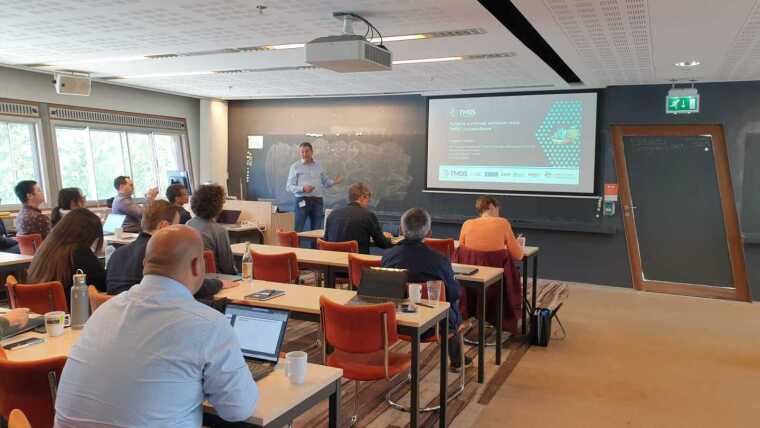 Prof. Dragomir Neshev giving a lecture at Photonics in Flatland Summer School