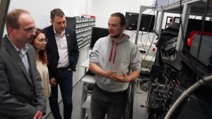 Tobias Bucher guides Australian visitors through an optics lab